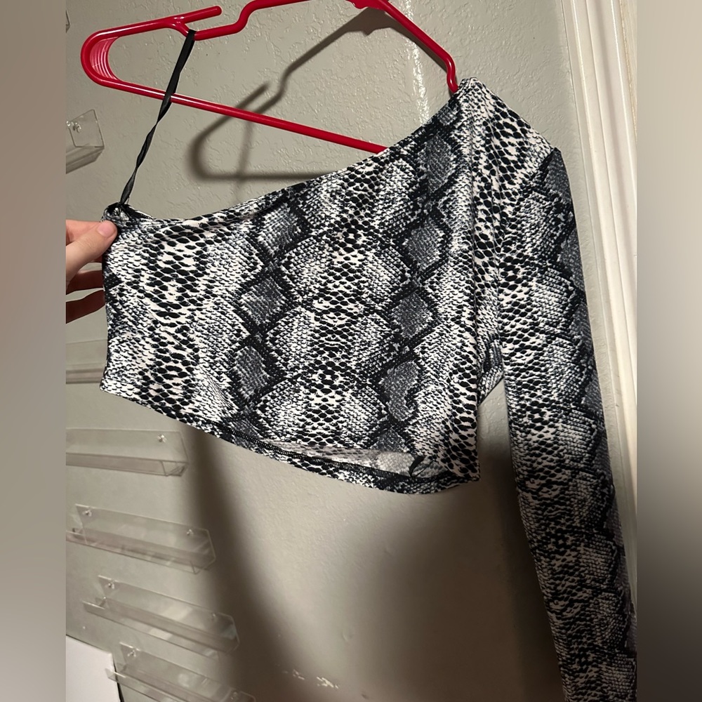 One shoulder top